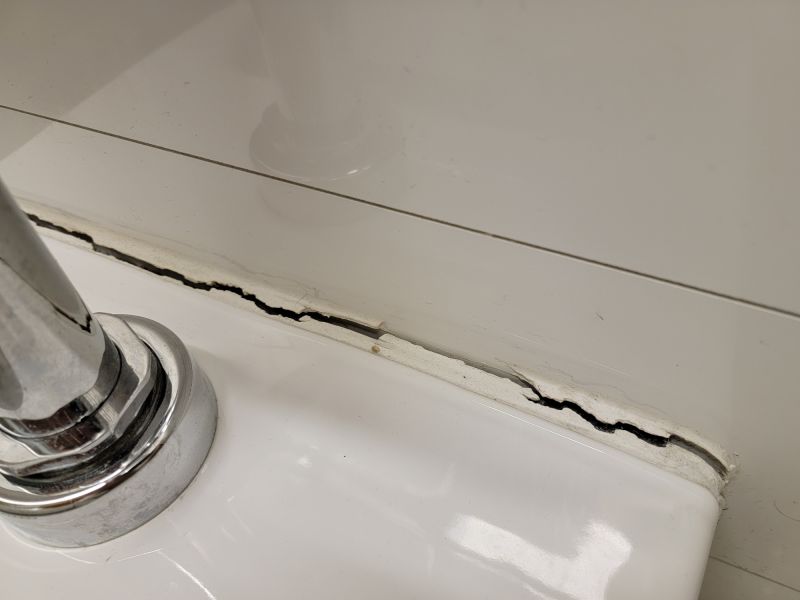 Bathtub Caulking in Kansas City, KS